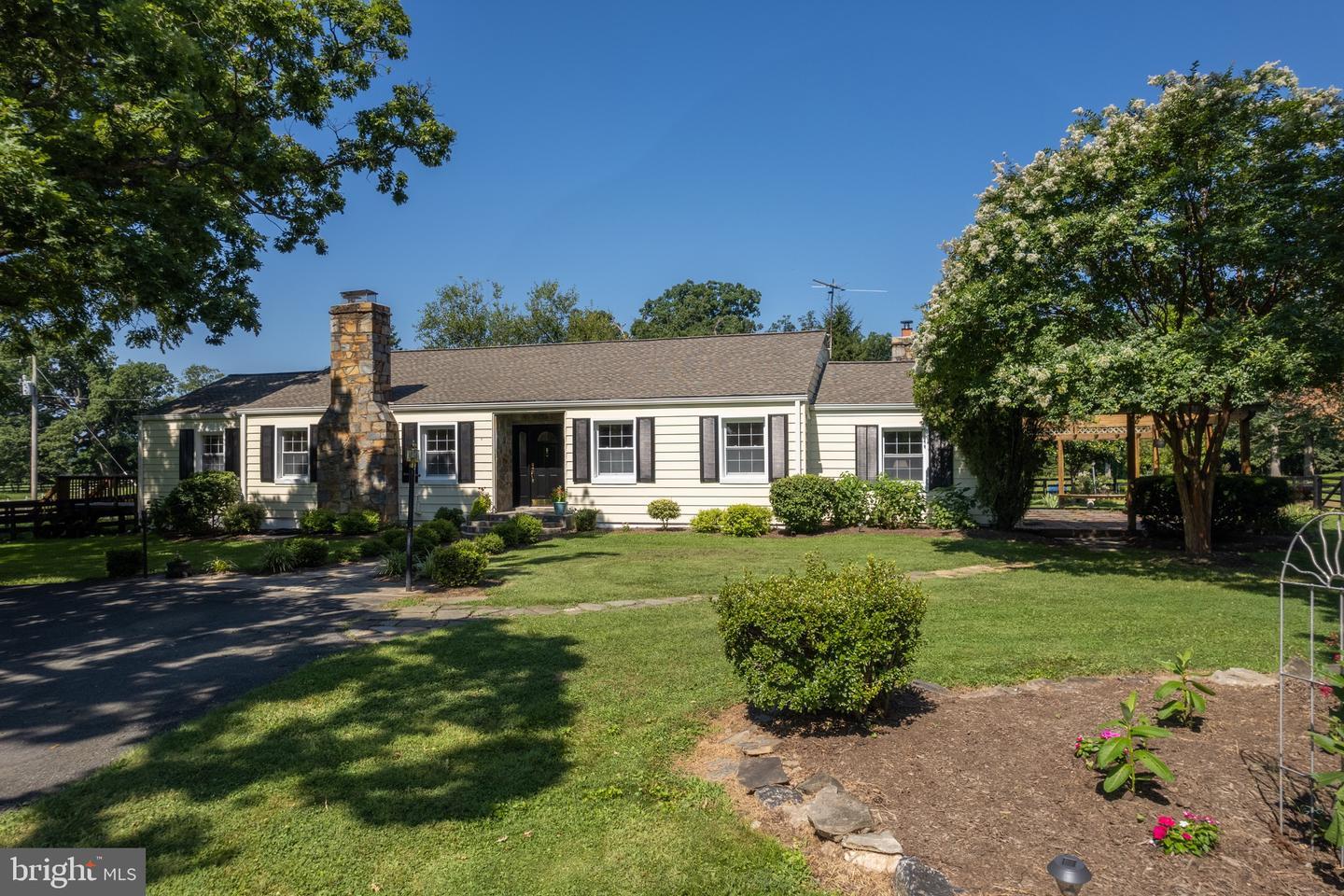 Property Photo: 15859 Purcellville Road VA 20132