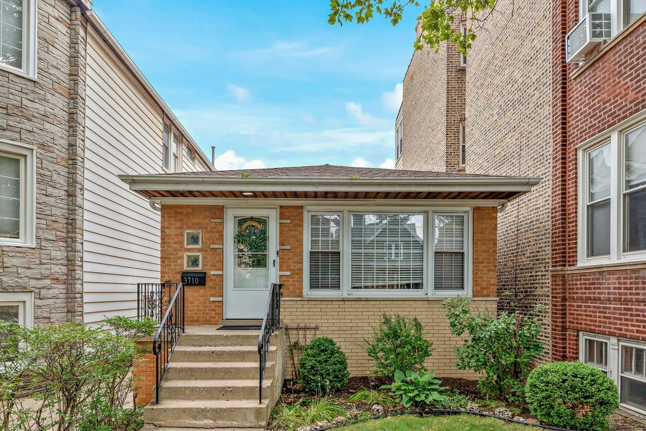 Property Photo:  3710 W Eddy Street  IL 60618 