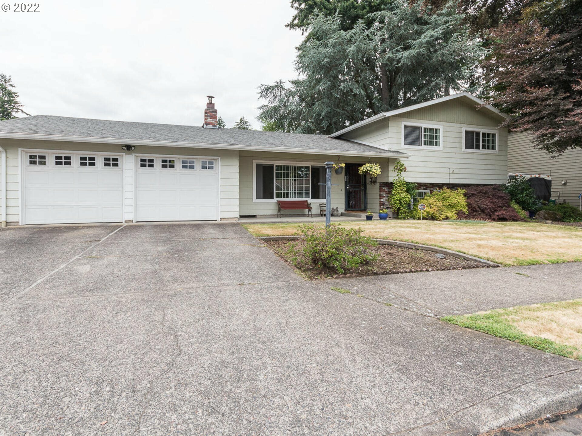 Property Photo:  949 NE 175th Ave  OR 97230 