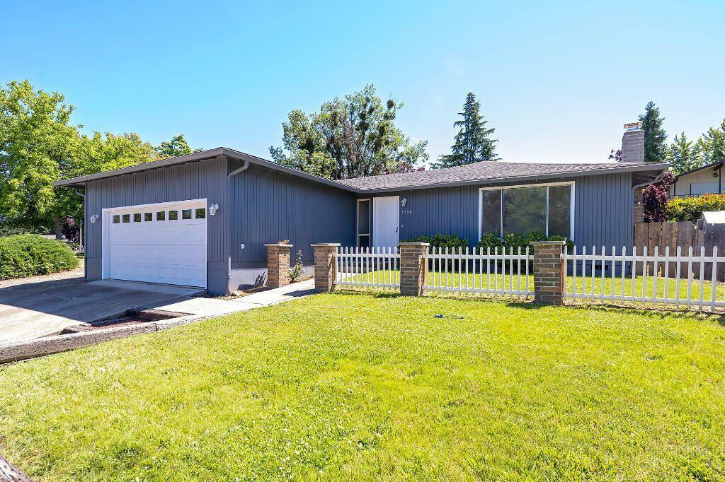 Property Photo:  1754 Inverness Drive  OR 97504 