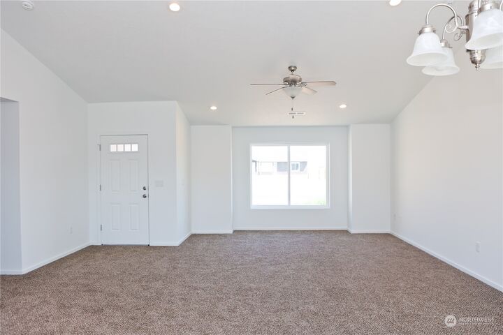 Property Photo:  947 E Cascade Street  WA 99344 