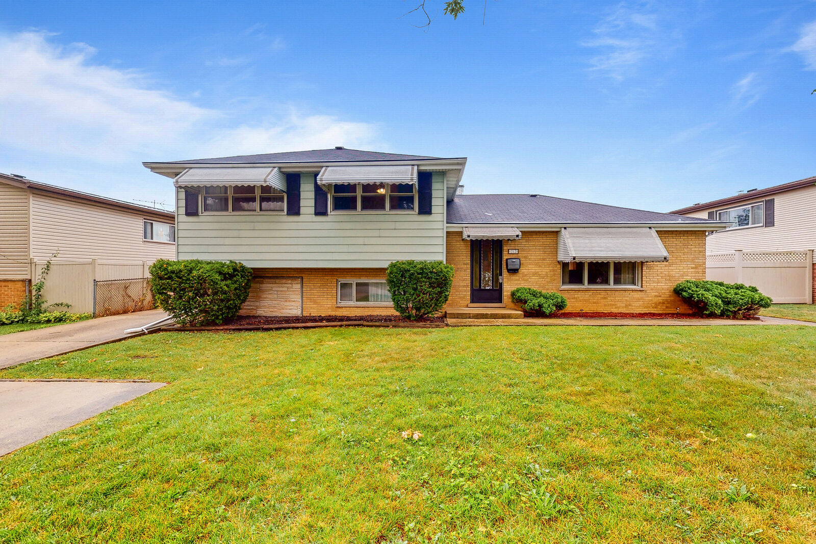 Property Photo: 713 N Craig Place IL 60101