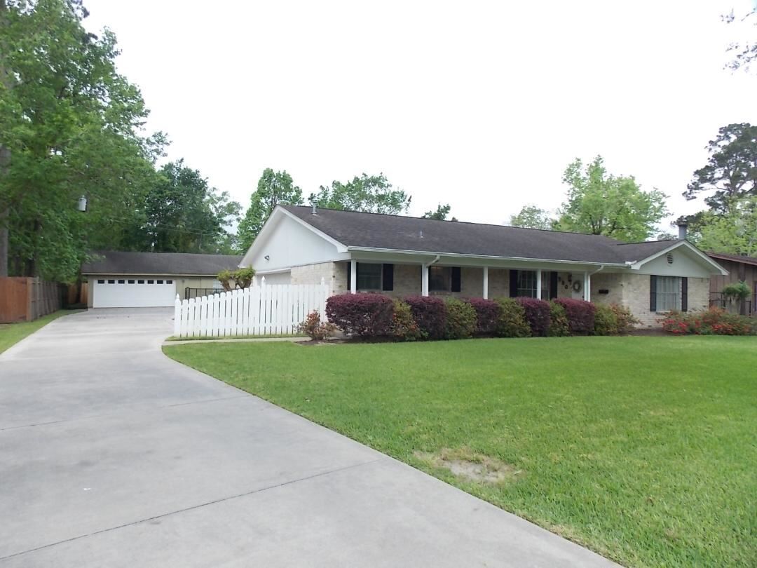 Property Photo:  550 Weatherford Place  TX 77707 