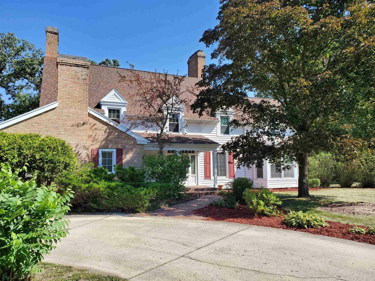 Property Photo:  807 Sherwood Dr NE  WI 53511 