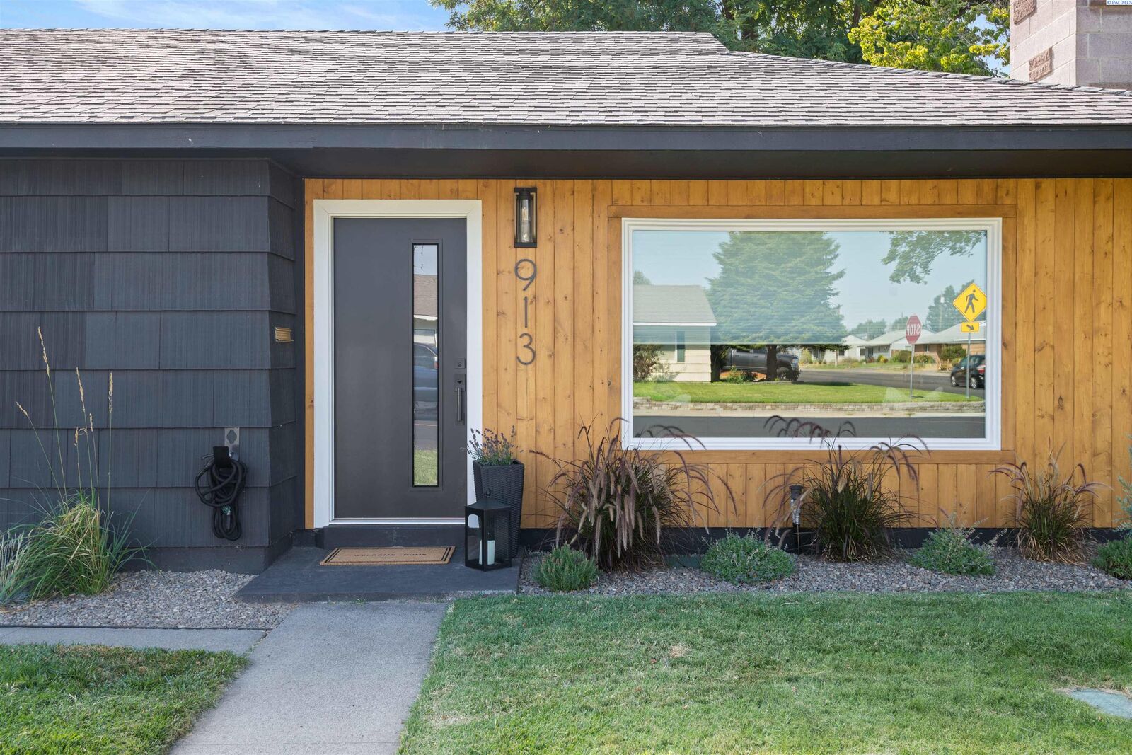 Property Photo:  913 Cottonwood Drive  WA 99352-3667 