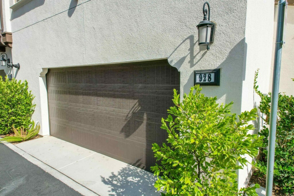 Property Photo:  928 Slate St  CA 92078 