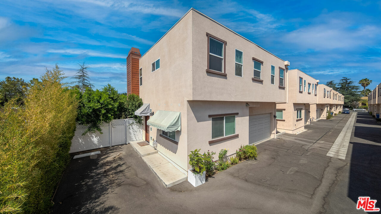 Property Photo:  9237   Wakefield Ave 6  CA 91402 