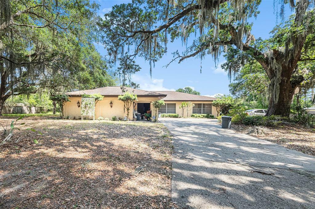 Property Photo: 2104 Dillon Court FL 33596