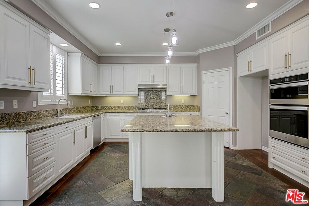 Property Photo: 524 Charleston Place CA 93004
