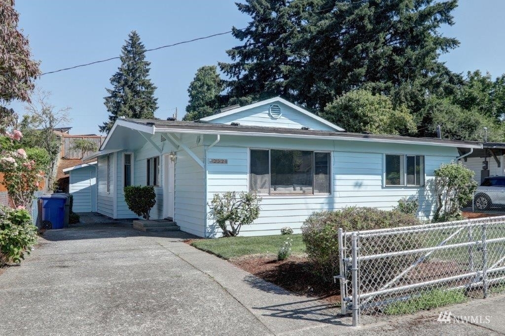 Property Photo:  2524 NE 5th Place  WA 98056 