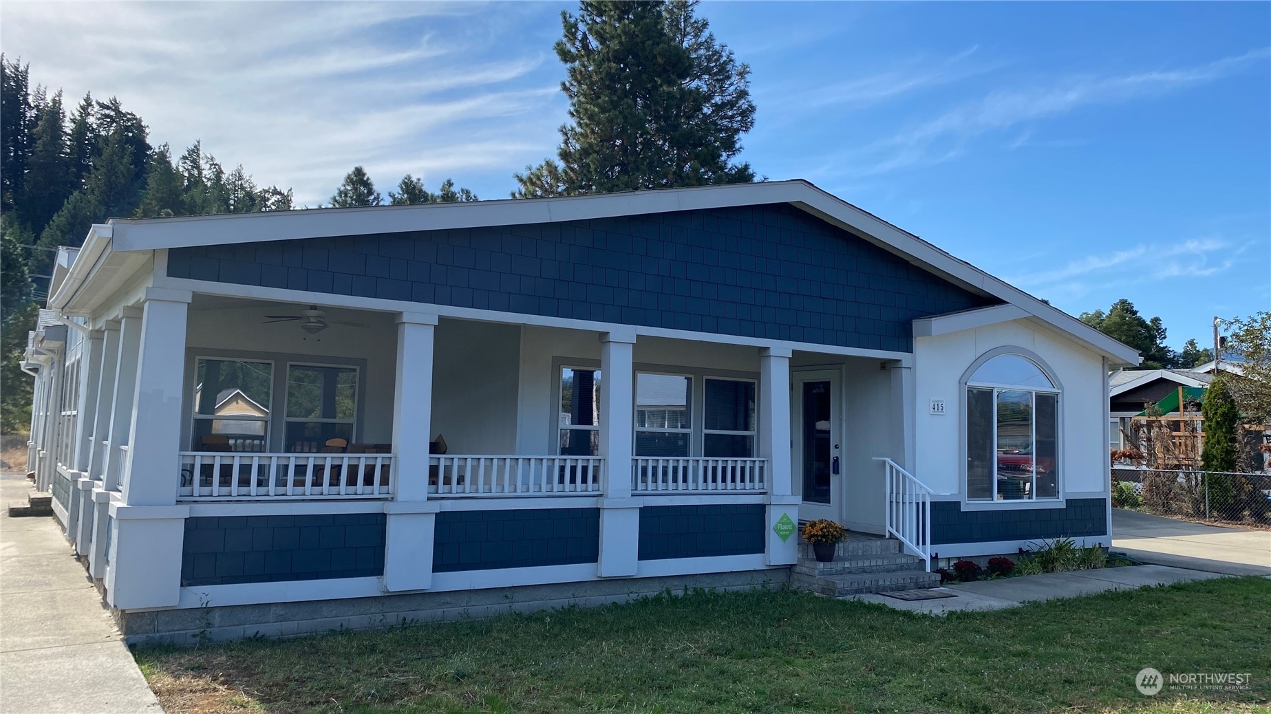 Property Photo:  415 Madison Avenue  WA 98943 