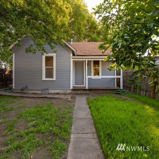 Property Photo:  612 N Pacific Street  WA 98926 