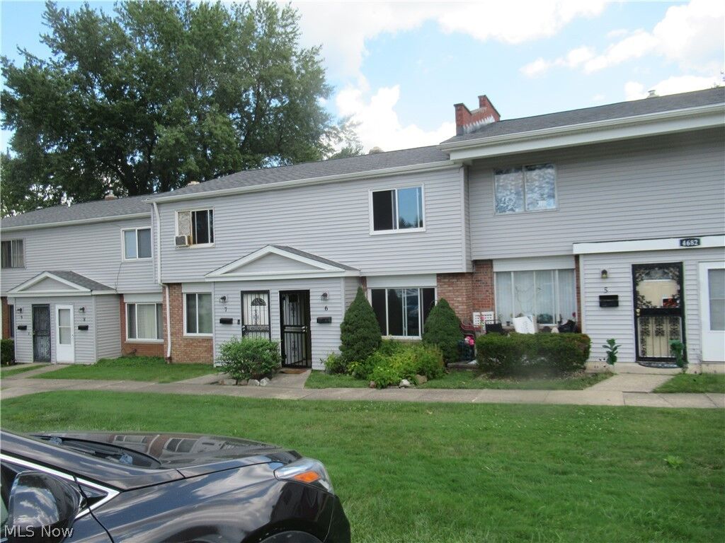 Property Photo:  4682 Country Lane 6  OH 44128 