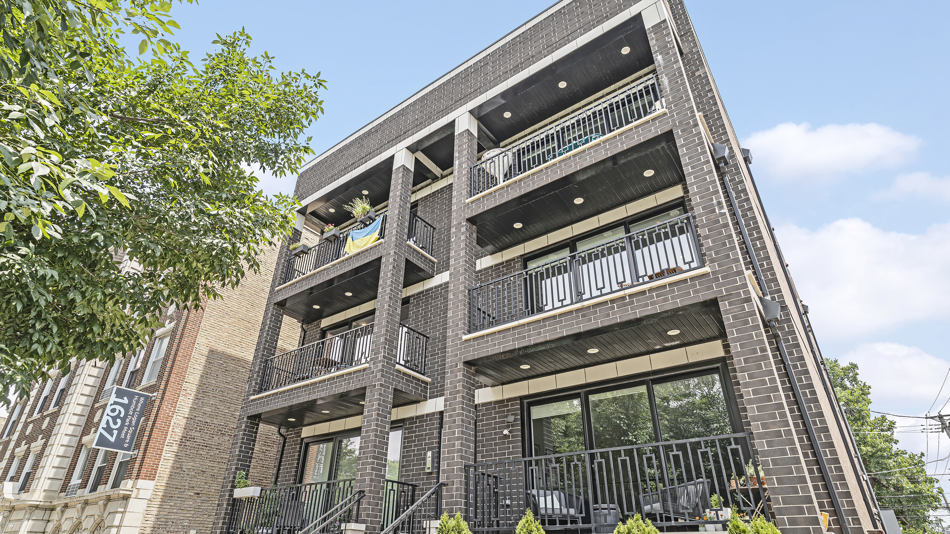 Property Photo: 1621 N Humboldt Boulevard 1E IL 60647