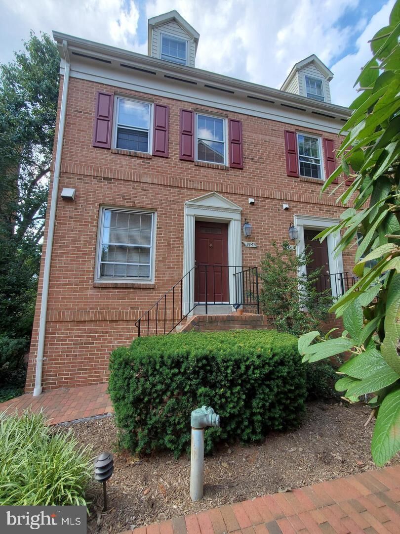 Property Photo: 744 N Vermont Street VA 22203