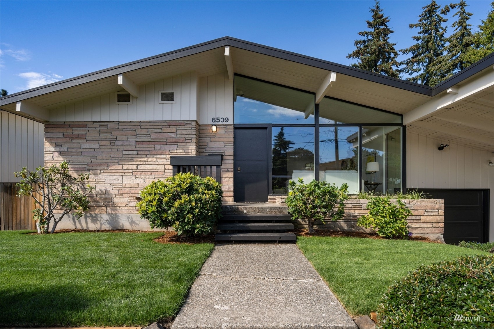 Property Photo: 6539 39th Avenue NE WA 98115