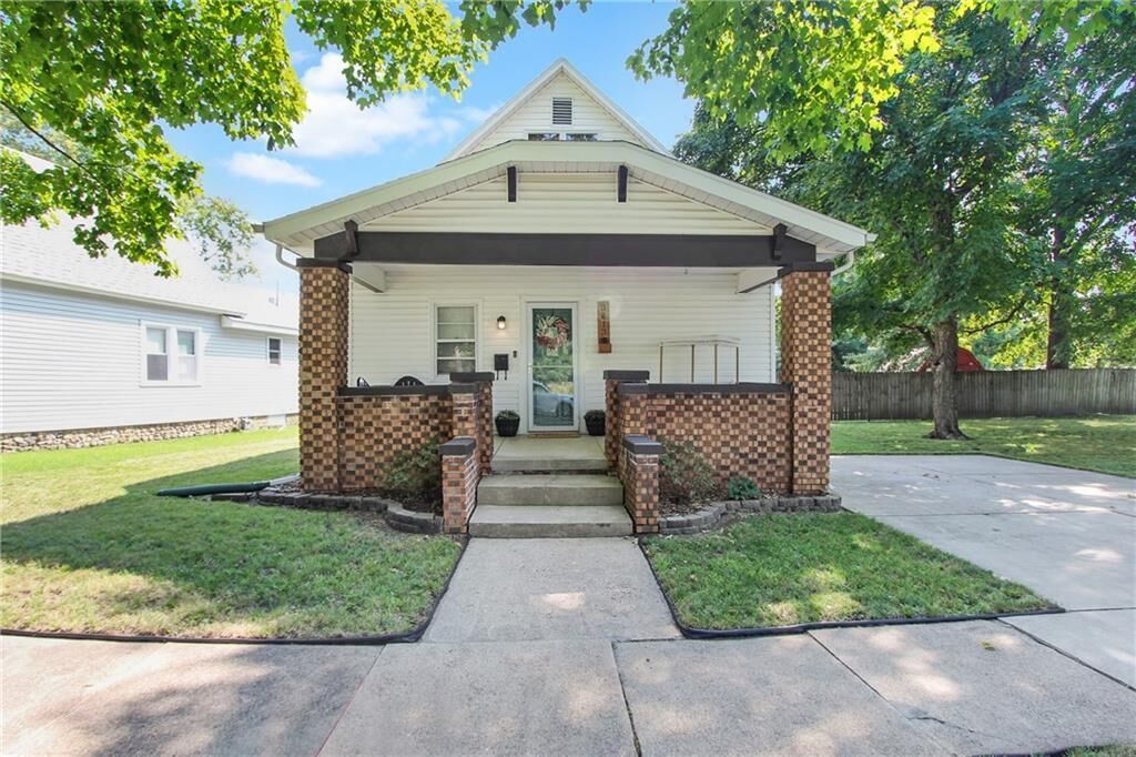 Property Photo:  3213 Broadway Avenue   61938 