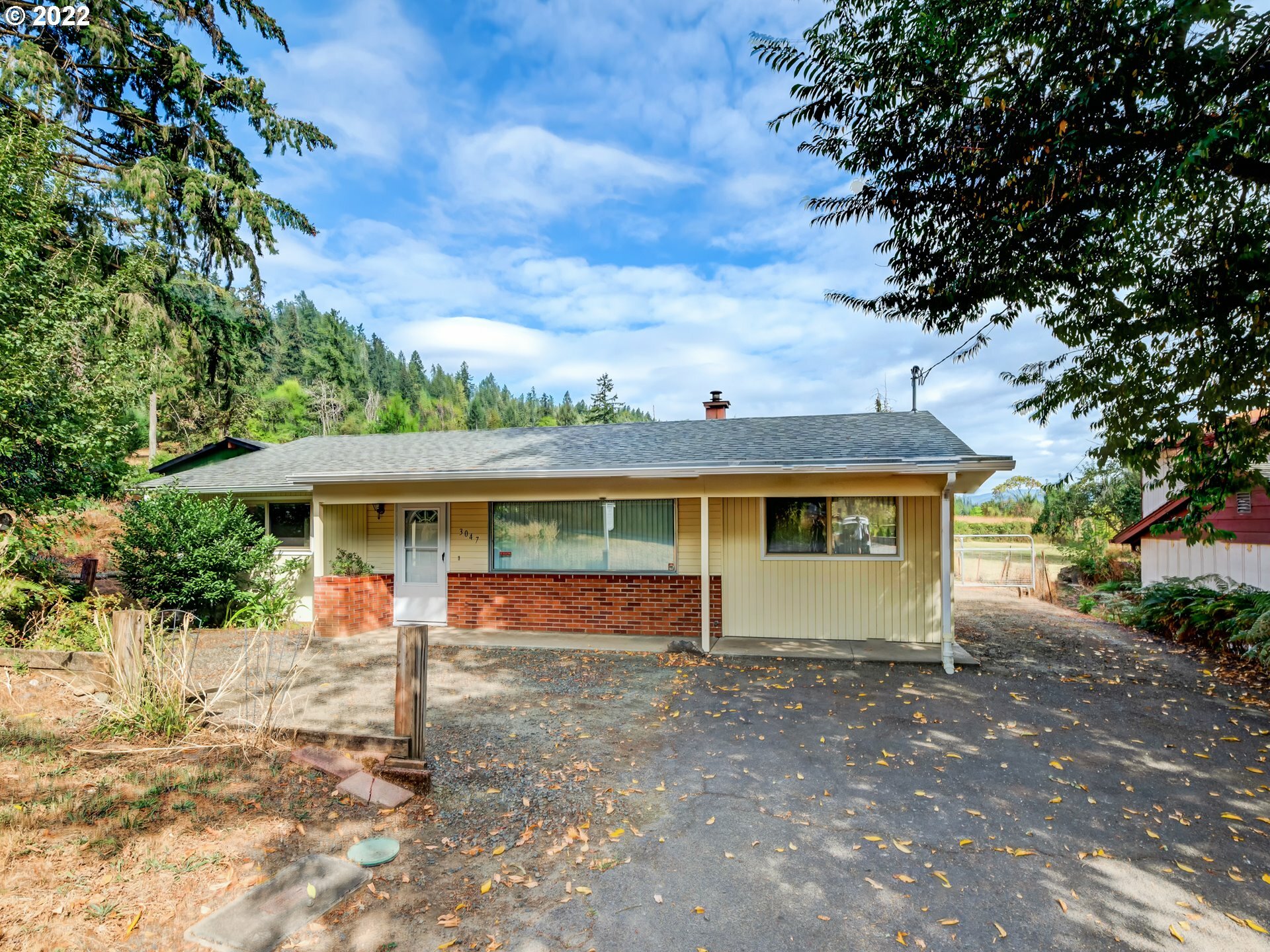 Property Photo:  3047 Floral Hill Dr  OR 97403 