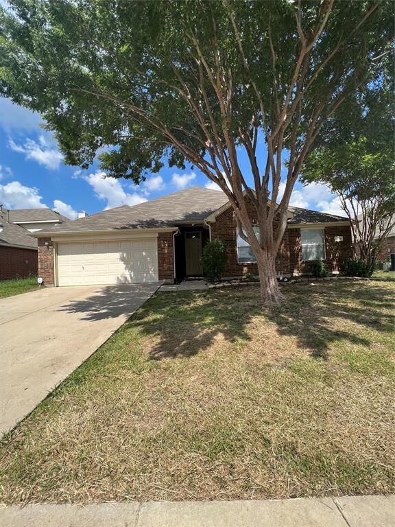 Property Photo: 3219 Winding Ridge Circle TX 76063