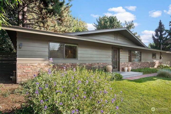 Property Photo:  1401 E Skyline Drive  WA 98926 