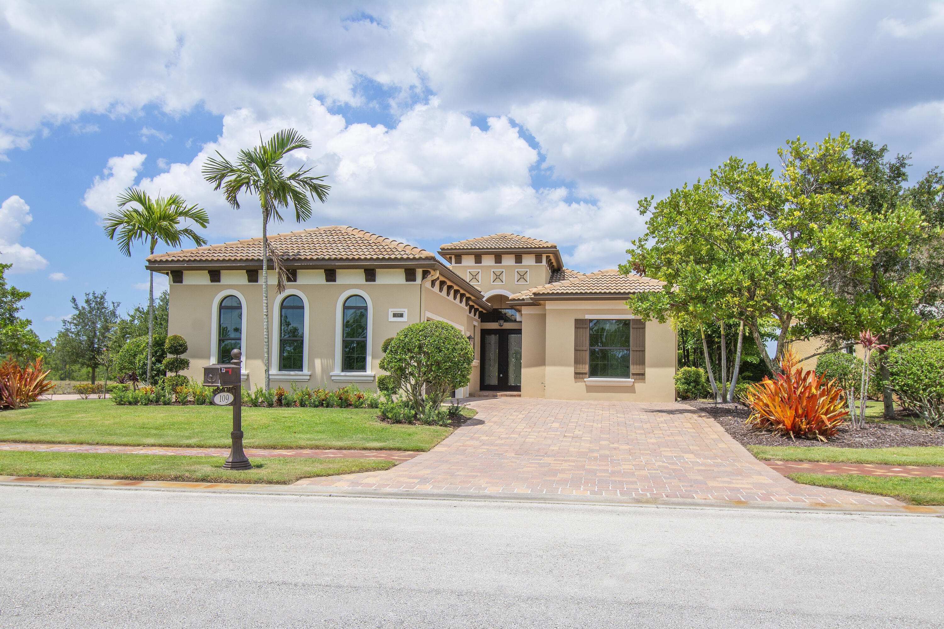 Property Photo: 109 SE Calmo Circle FL 34984