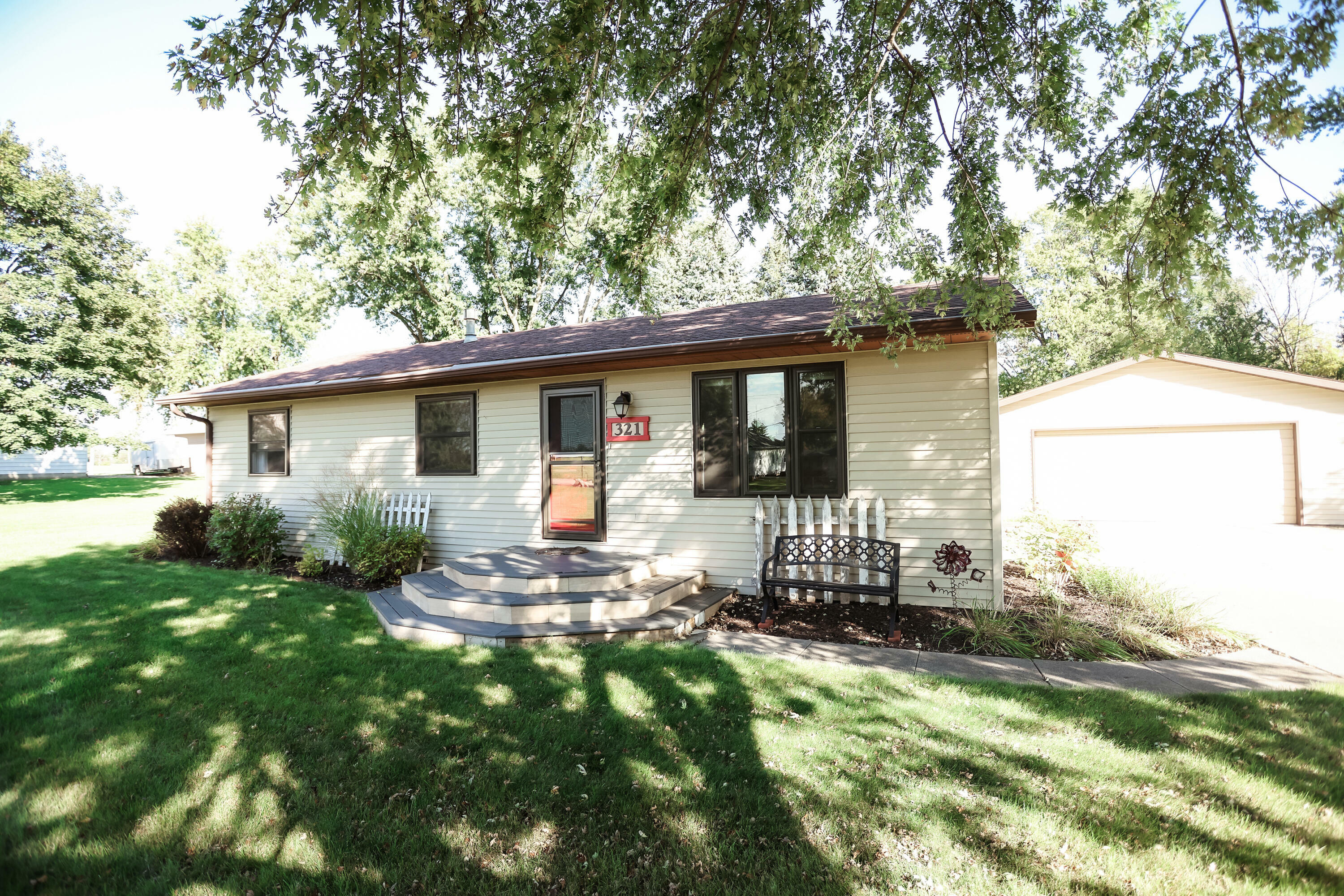 Property Photo:  321 SW Ringold Street  IA 50036 