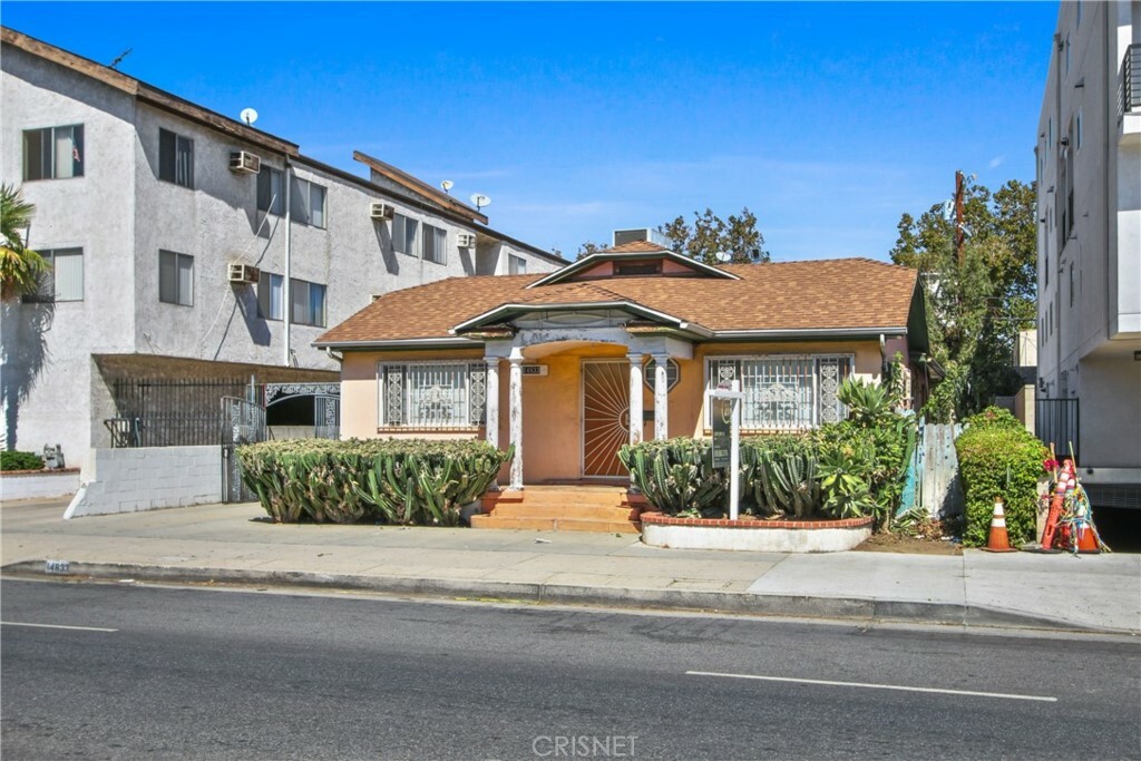 Property Photo:  14833 Victory Boulevard  CA 91411 