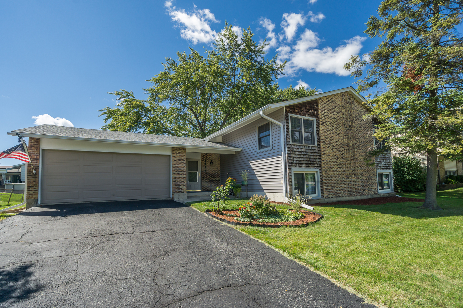 Property Photo:  1417 Armstrong Lane  IL 60007 