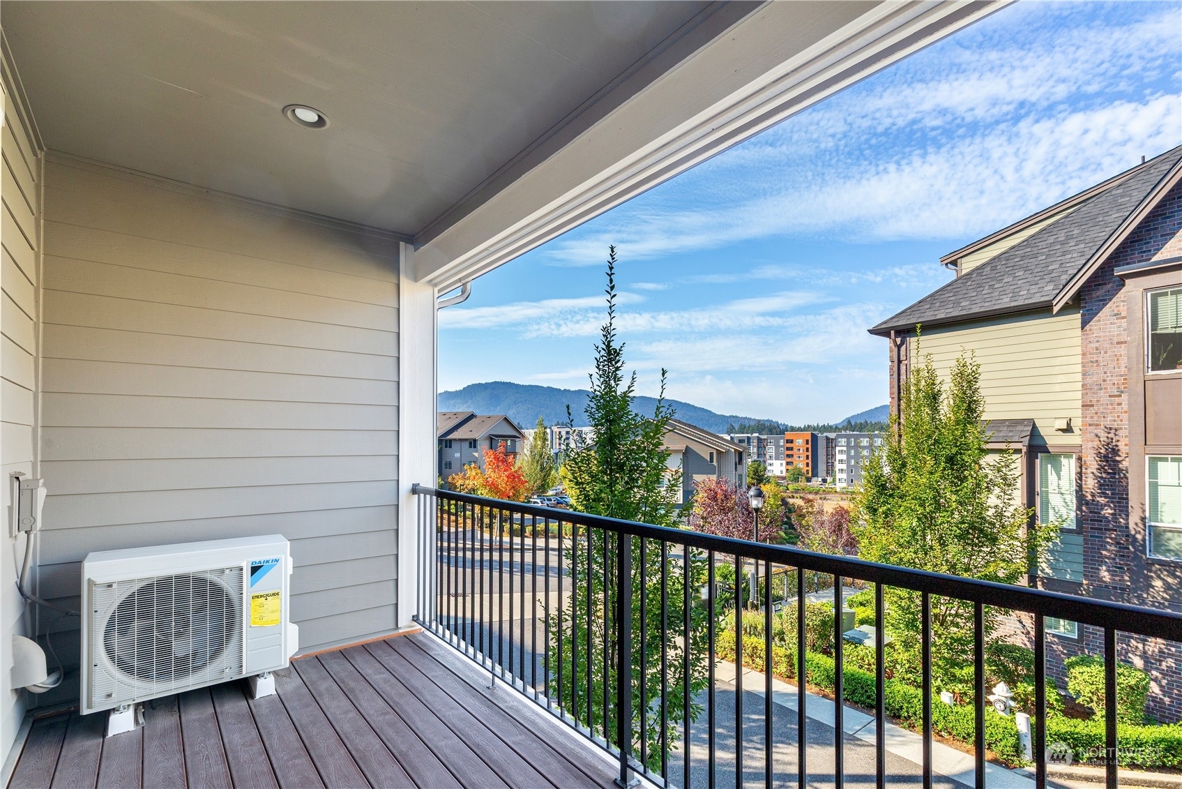 Property Photo:  1305 Brooklyn Walk NE  WA 98029 