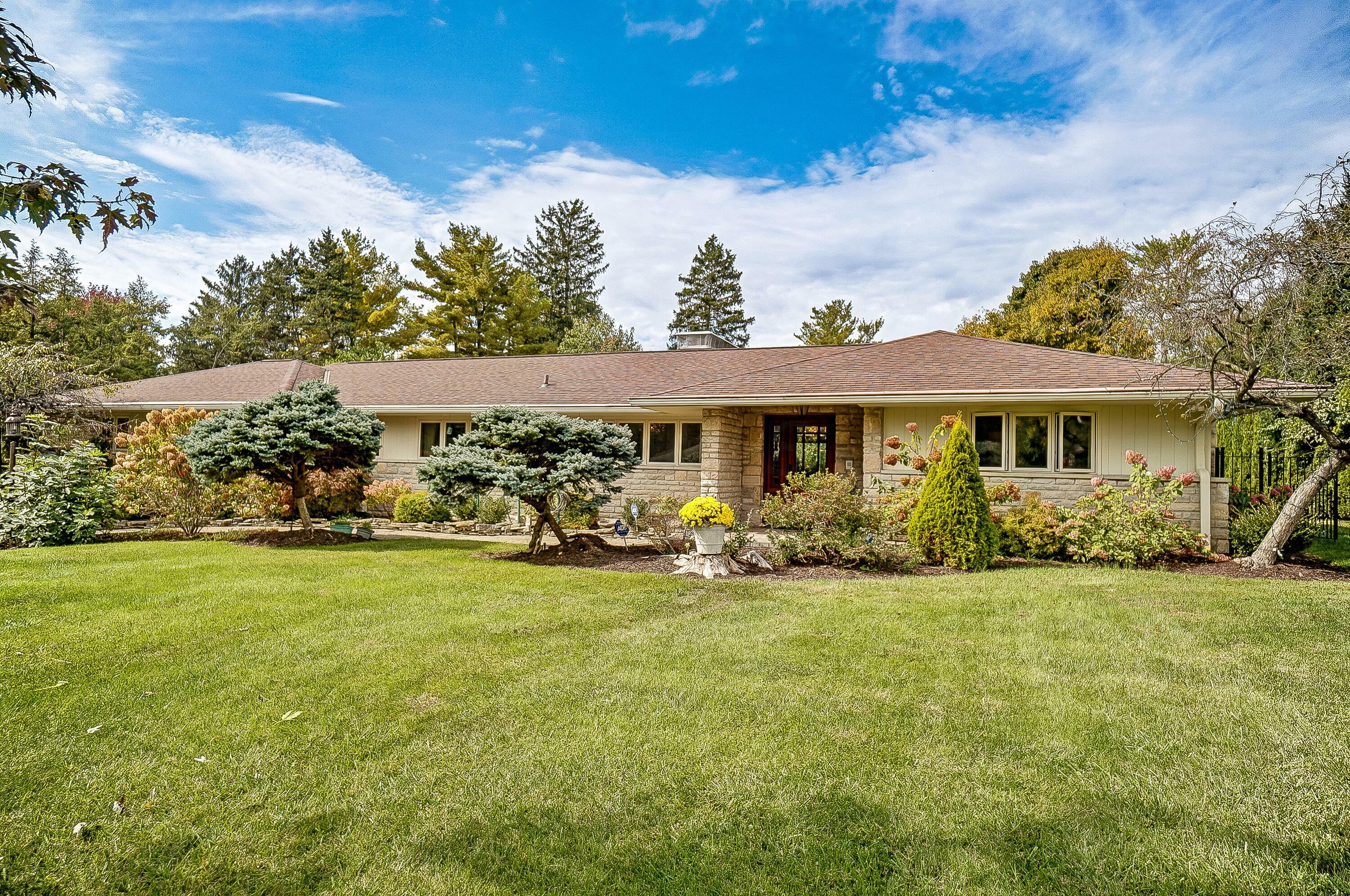 Property Photo: 2723 Leeds Road OH 43221