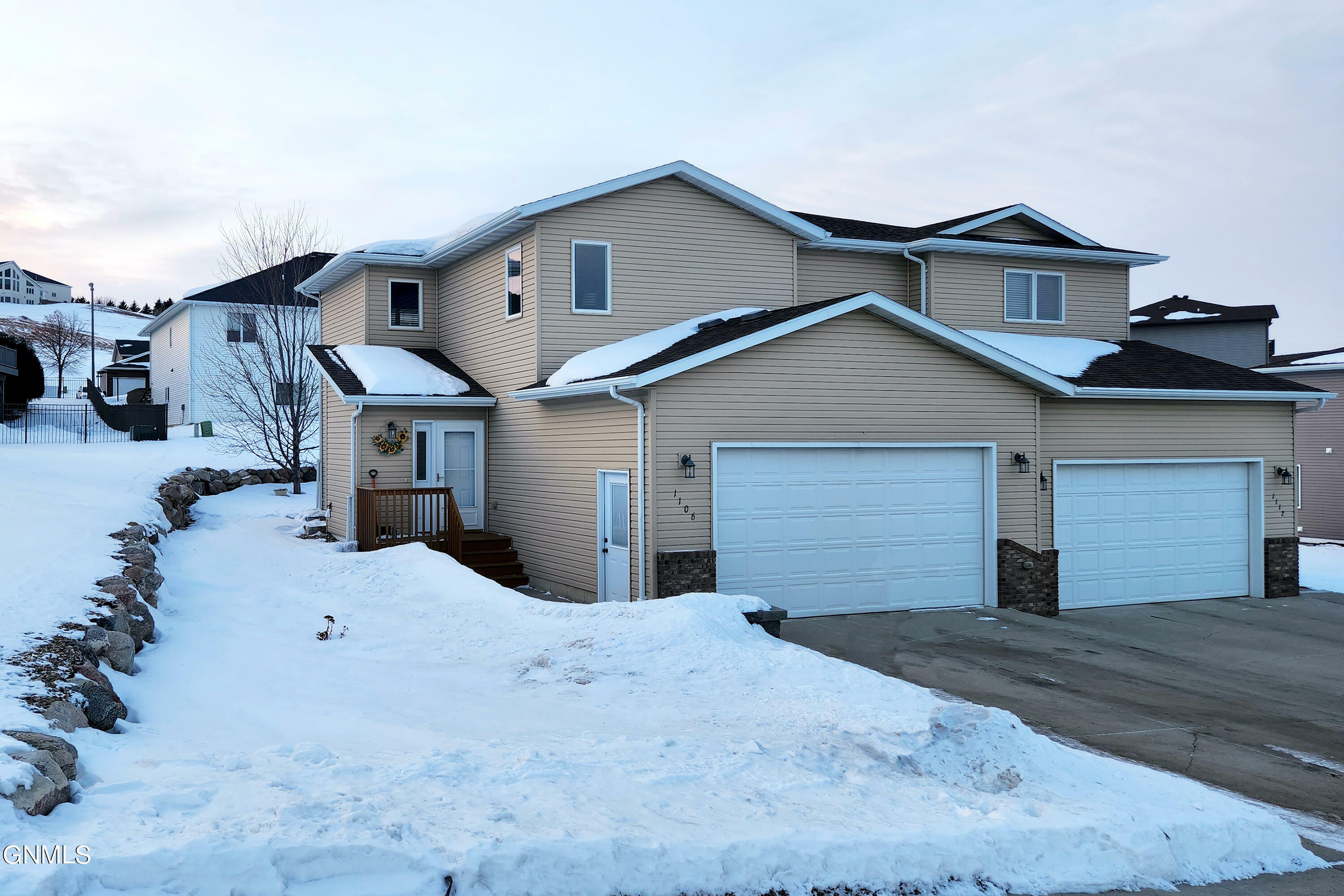 Property Photo:  1106 33rd Street  ND 58501 