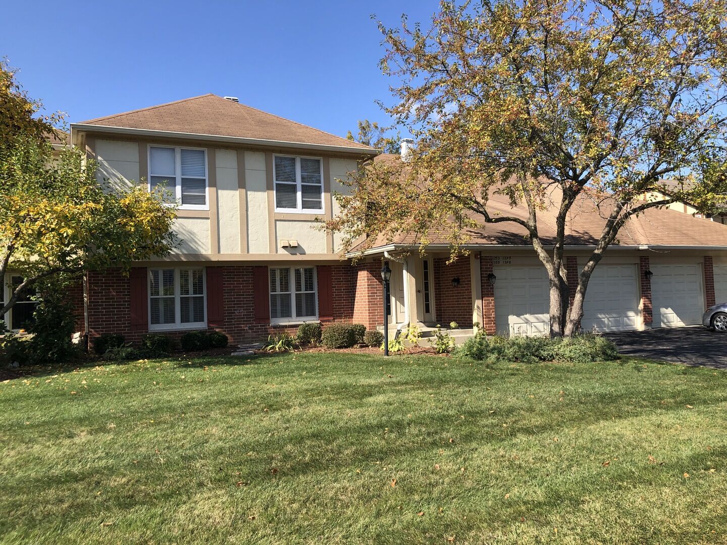 Property Photo: 1288 Streamwood Lane 1288 IL 60061