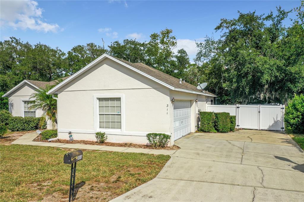 Property Photo: 311 Paradise Woods Place FL 33896
