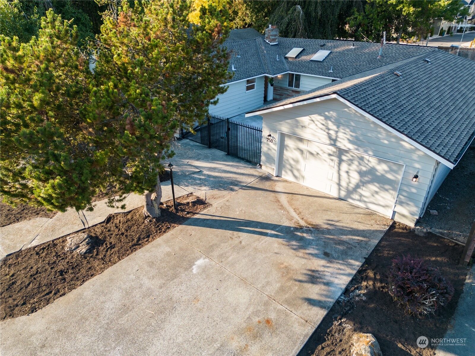 Property Photo:  750 N 204th Street  WA 98133 