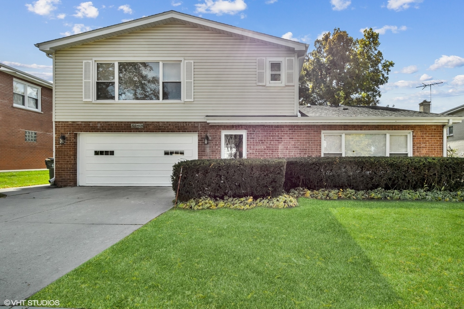 Property Photo:  303-305 E Valley Lane  IL 60004 