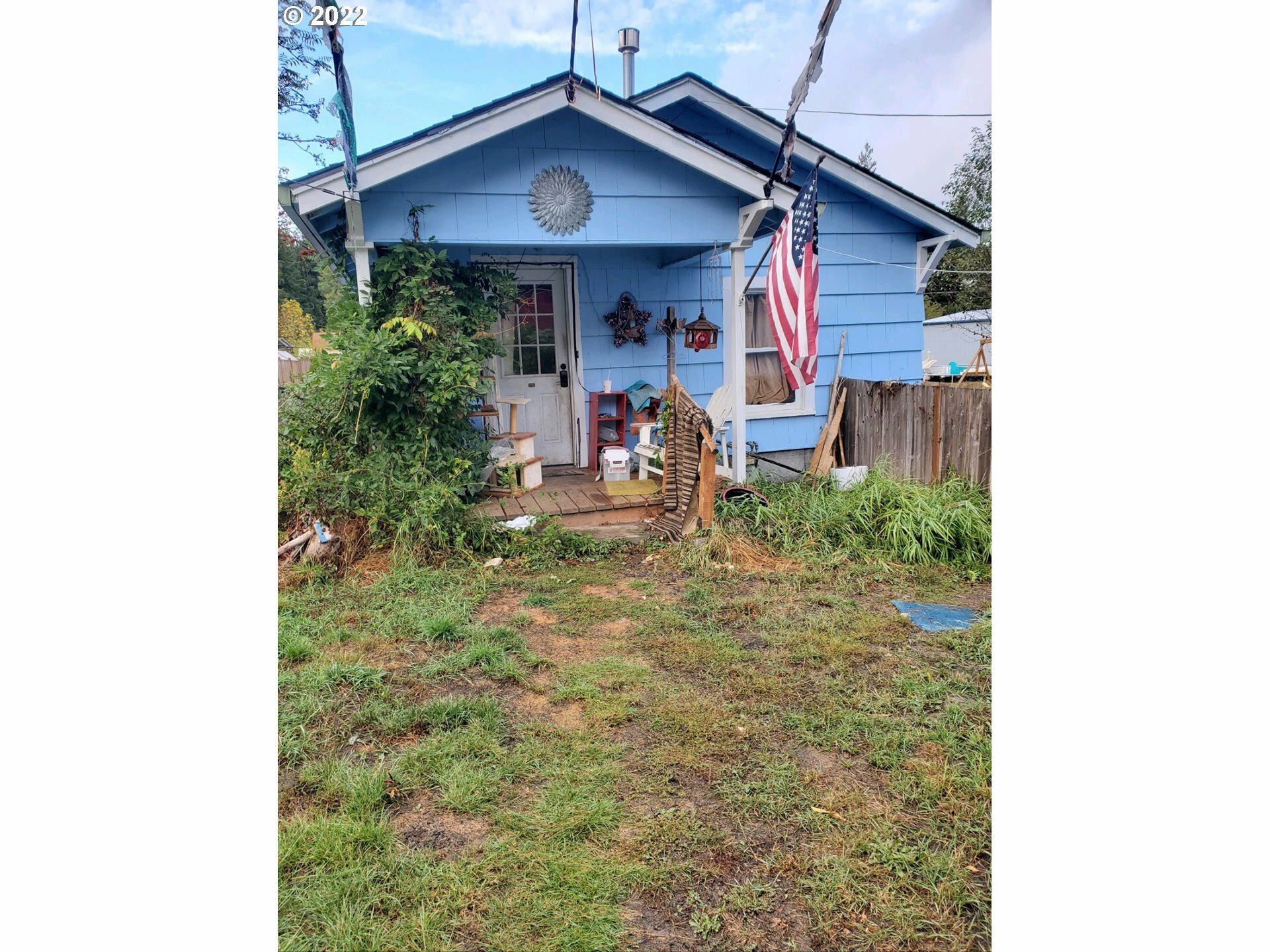 Property Photo: 876 E Alabama Ave OR 97064