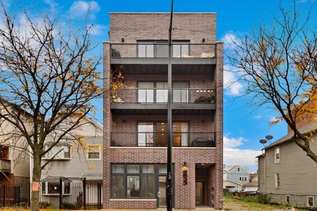 Property Photo: 2633 W Armitage Avenue 2 IL 60647
