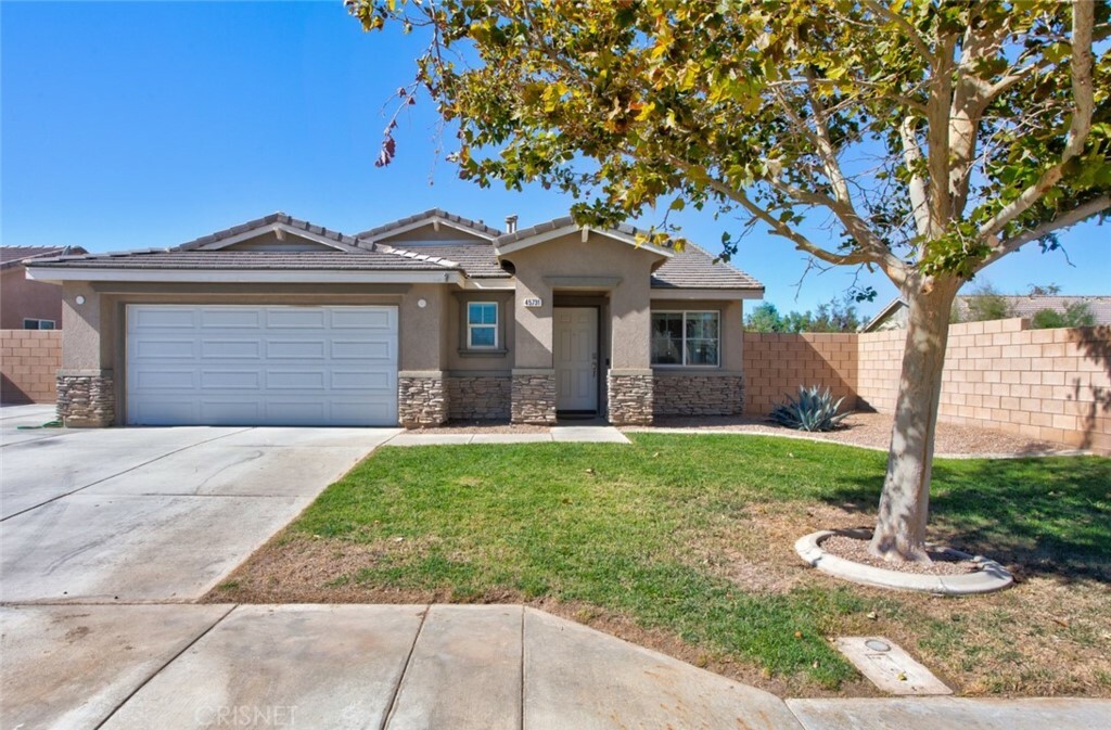 Property Photo:  45731 Parkview Lane  CA 93535 