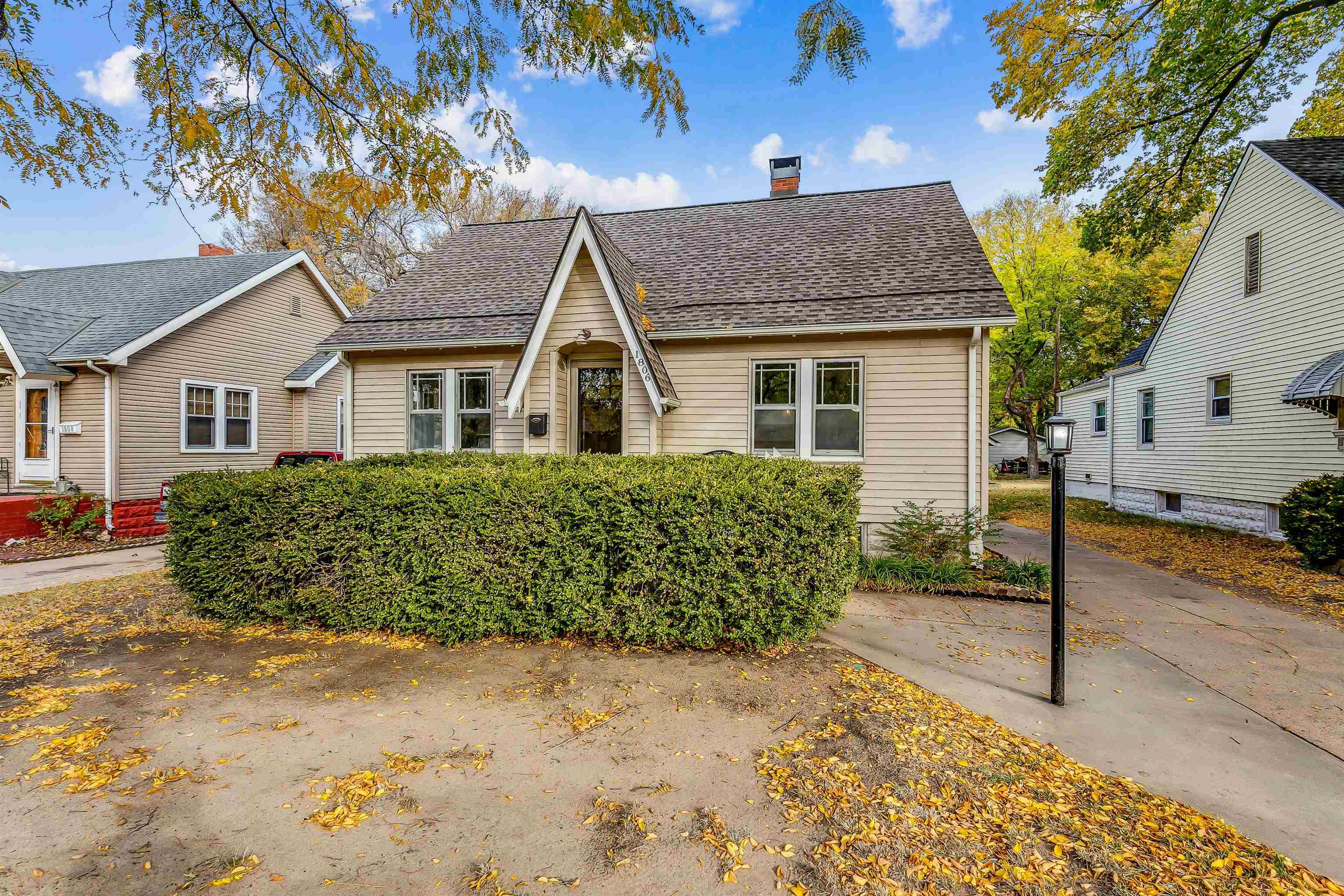 Property Photo:  1806 W McKee St  KS 67203 