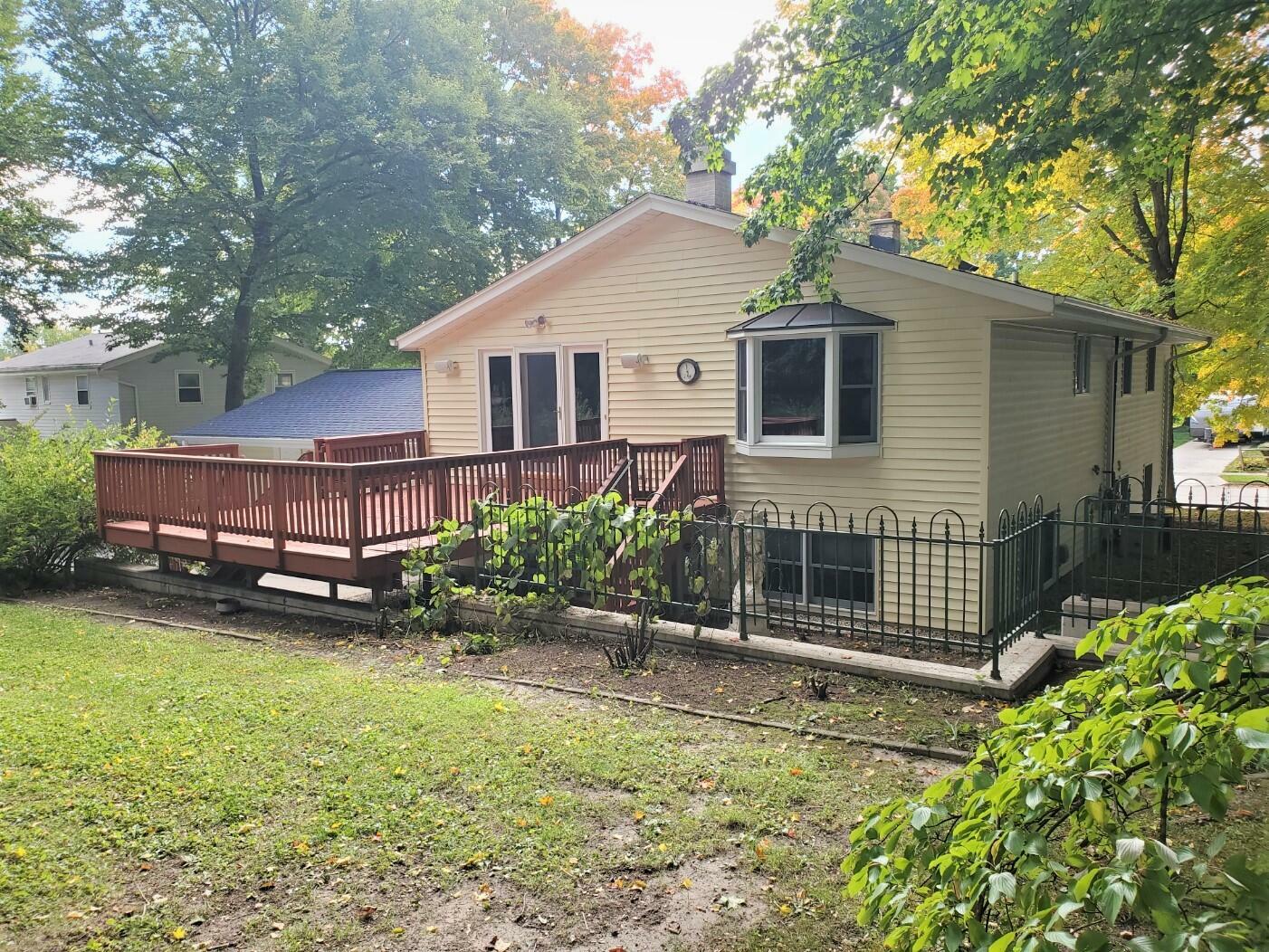 Property Photo:  160 Maplewynde Rd  WI 53095 