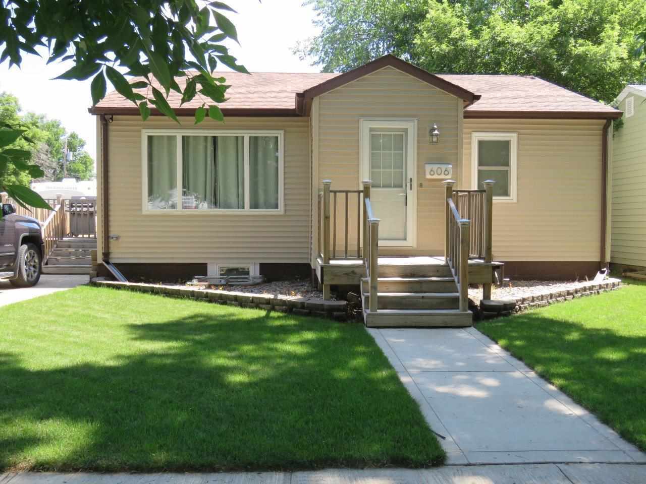 Property Photo: 606 12th St NW ND 58703