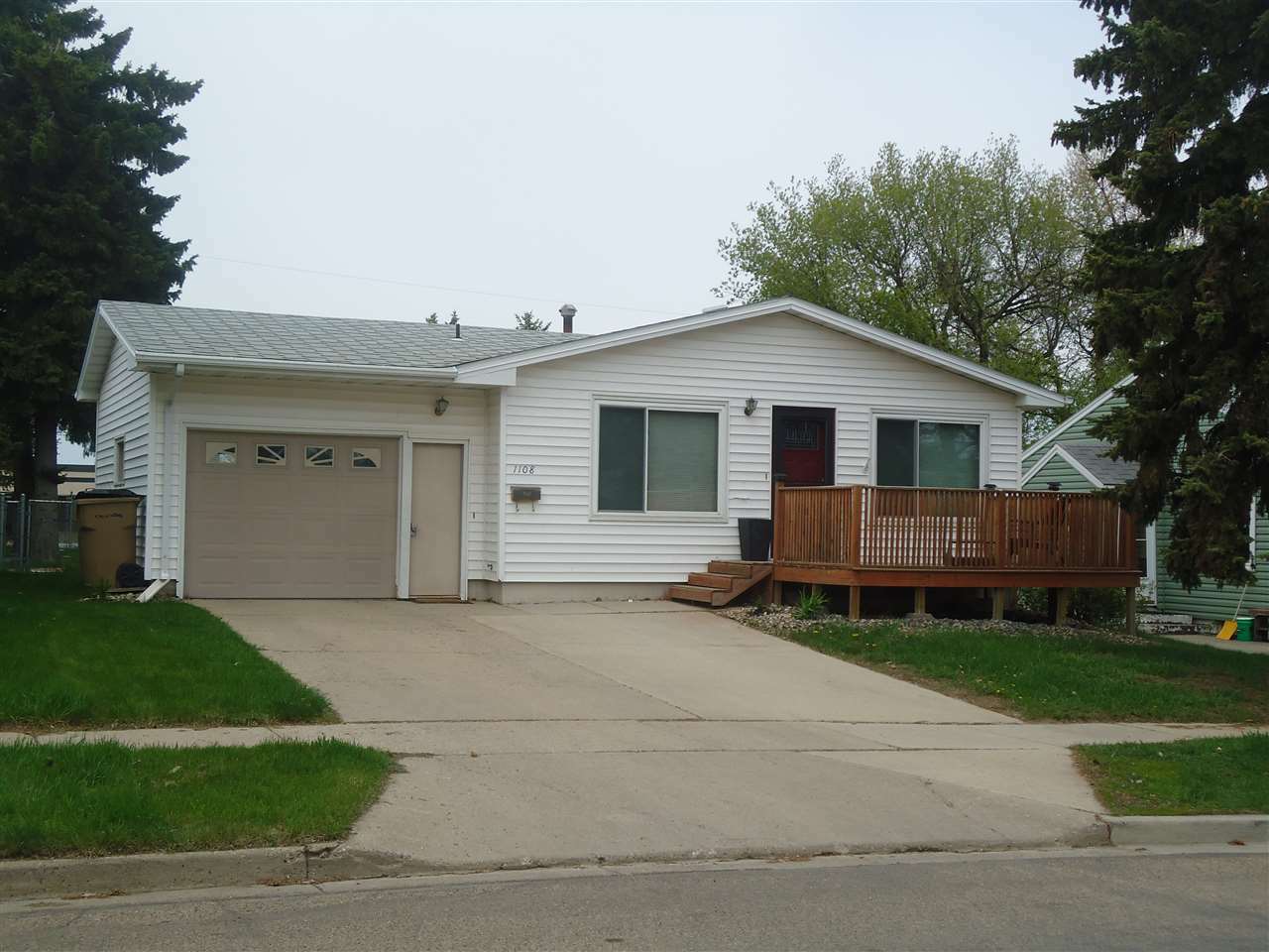 Property Photo:  1108 SW 7th St  ND 58701 