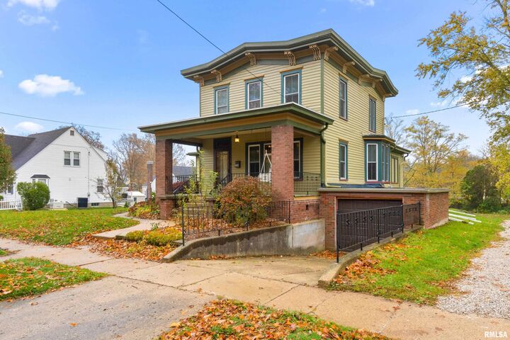 208 E Holland Street  Washington IL 61571 photo