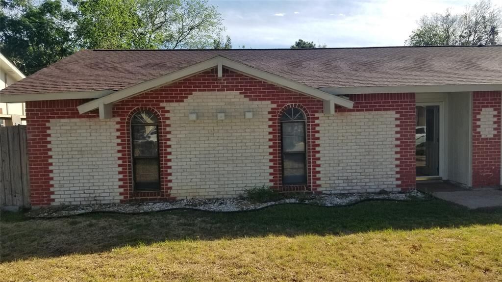 Property Photo:  701 Country Lane  TX 75052 