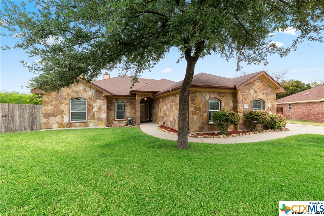 Property Photo:  2407 Duran Drive  TX 76543 