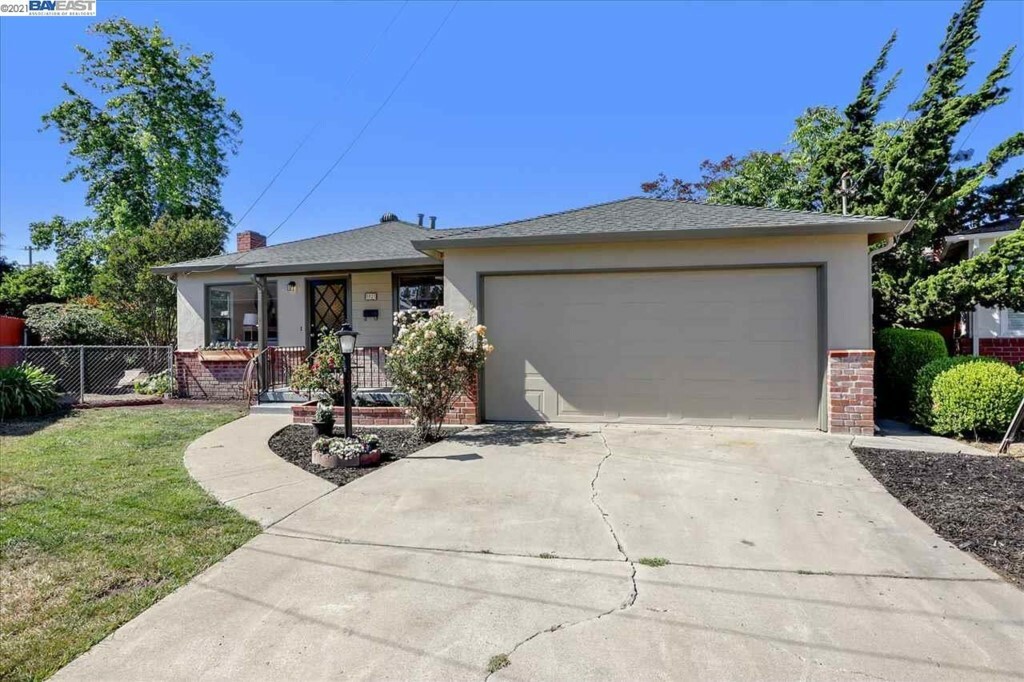 Property Photo:  5927 Cinnabar Ct  CA 94560 