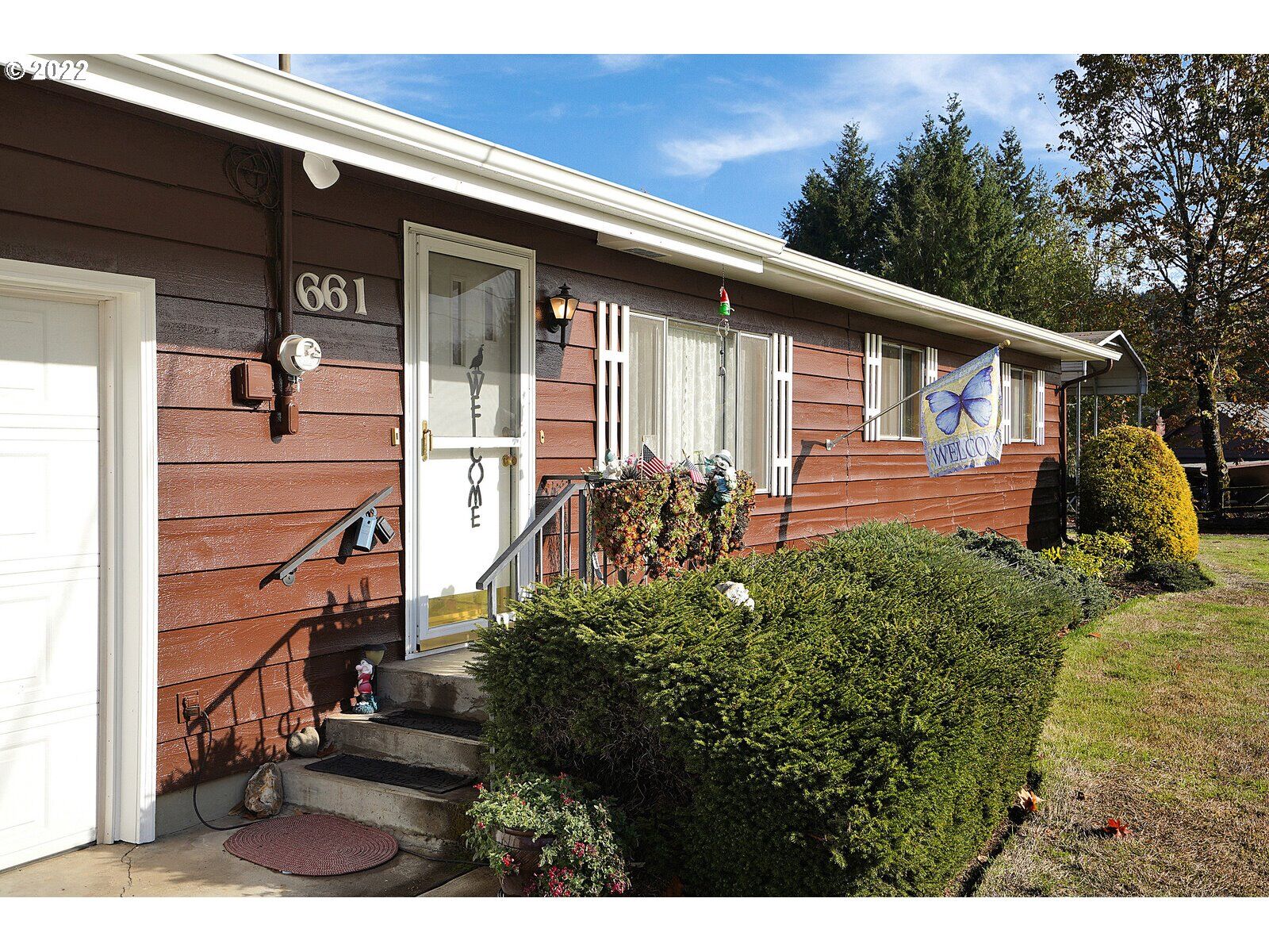 Property Photo: 661 Elm St OR 97358