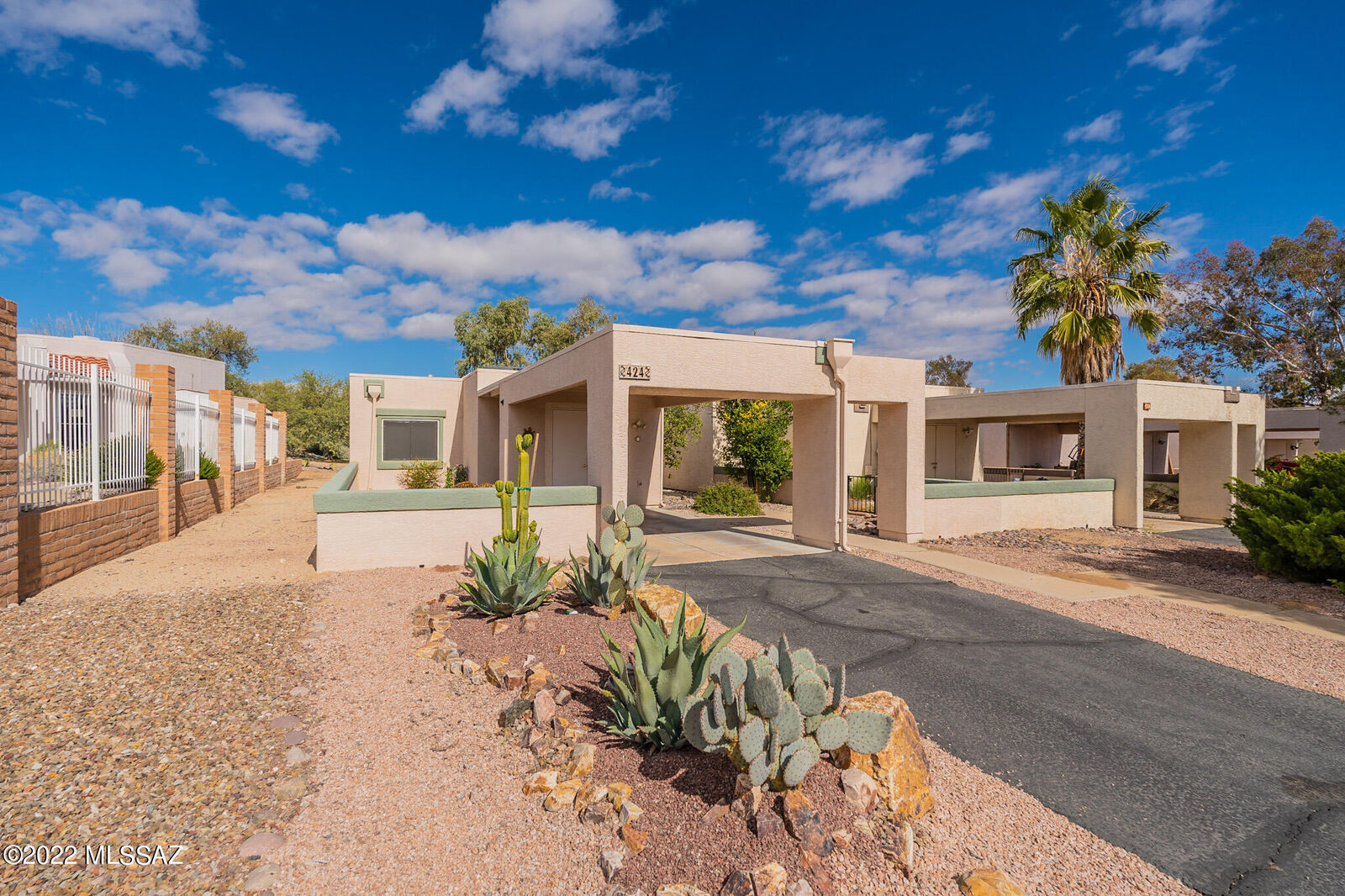 Property Photo: 424 W Via Alamos Drive AZ 85614