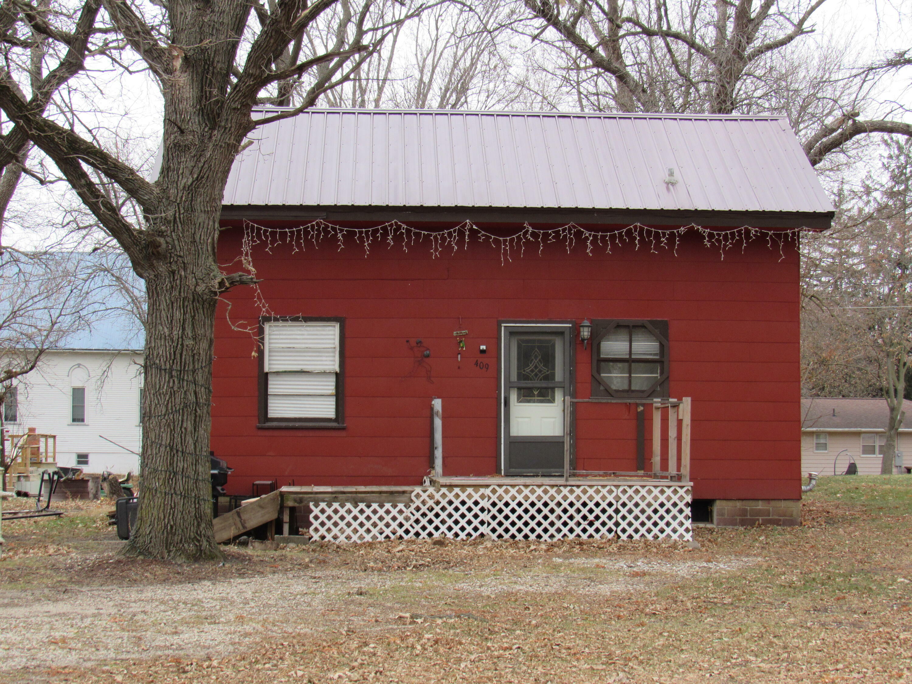 Property Photo:  409 Collins Street  IA 50130 