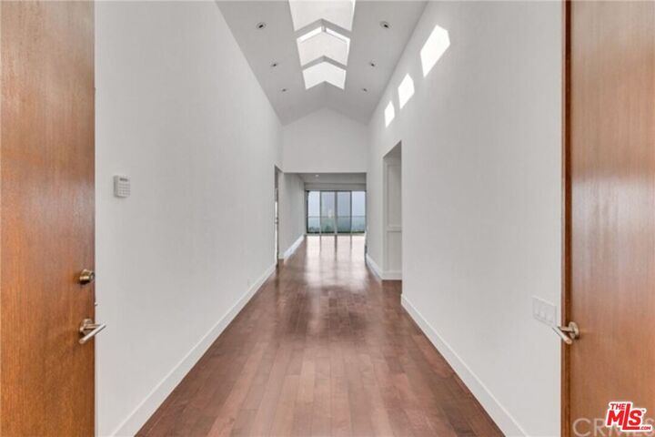 9400   Lloydcrest Dr  Beverly Hills CA 90210 photo